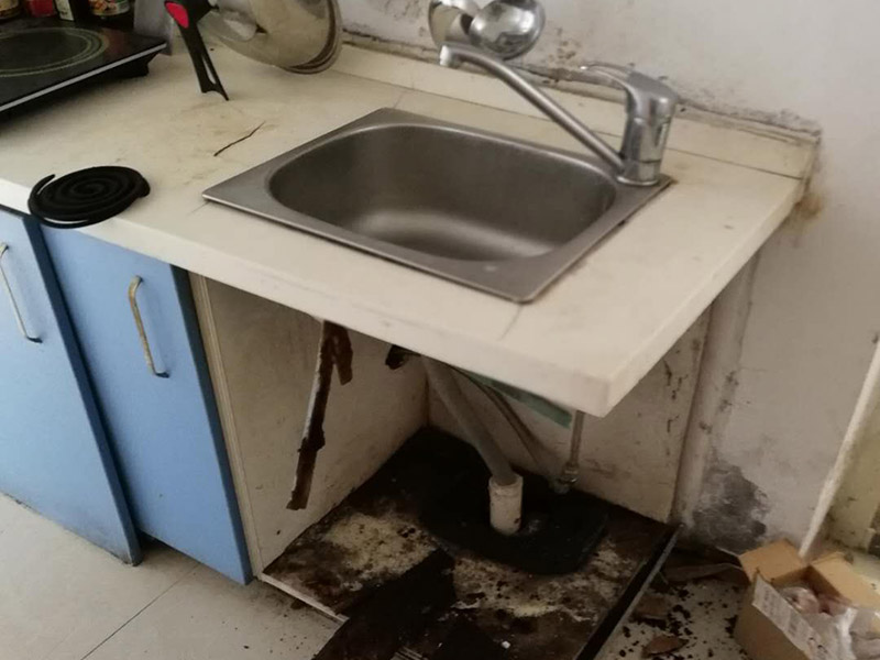 水槽管道維修：1.水槽出水口漏水
如果水槽漏水原因是水槽出水口漏水，一般來講，應(yīng)該是水槽內(nèi)的軸心墊片損壞了，只要將軸心墊更換一個就可以了。用鉗子將壓蓋拴進行旋轉(zhuǎn)，轉(zhuǎn)松后取下，用夾子將磨碎的軸心墊片取出換上新的即可。
2.水槽和臺面間的銜接松動，積水溺到臺面，并漏到櫥柜里
買好玻璃膠條，并將玻璃膠密封于水槽和臺面間的銜接處。
3.水槽下水管漏水
無論是上面的接口漏水，還是水槽下水管與地下的下水管間漏水，問題均出在橡膠墊上，橡膠墊老化或是開裂，都會出現(xiàn)漏水，這時只需把這個橡膠墊拆開并更換一個便可。
4.水槽本身漏水
用防水膩子涂抹水槽漏水處。
5.水槽零件壞或松動
先仔細檢查角閥、螺絲和膠墊等位置，看是不是因使用太久，出現(xiàn)腐蝕和老化問題，若是如此，建議重新更換一個。
6.水槽栓下面縫隙漏水
水槽栓下面縫隙漏水的因為可能是壓蓋內(nèi)三角密封墊磨損導(dǎo)致的。這時，只要用工具將龍頭的螺絲旋轉(zhuǎn)，轉(zhuǎn)松后取下螺絲和拴頭，將壓蓋弄松取下，接著將壓蓋內(nèi)的三角密封墊取出，換上一個新的三角密封墊就可以了。