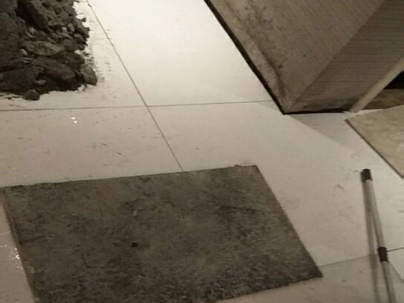 瓷磚重新鋪貼：1、基層處理：把沾在基層上的浮漿、落地灰等用暫子或鋼絲刷清理掉，再用掃帚將浮土清掃干凈。2、找標(biāo)高：根據(jù)水平標(biāo)準(zhǔn)線和設(shè)計(jì)厚度，在四周墻、柱上彈出面層的上平標(biāo)高控制線。3、鋪設(shè)結(jié)合層砂漿：鋪設(shè)前應(yīng)將基底濕潤，并在基底上刷一道素水泥漿或界面結(jié)合劑，隨刷隨鋪設(shè)攪拌均勻的干硬性水泥砂漿。4、鋪磚：將磚放置在于拌料上，用橡皮錘找平，之后將磚拿起，在干拌料上澆適量素水泥漿，同時在磚背面涂厚度約lnm的素水泥膏，再將磚放置在找過平的干拌料上，用橡皮錘按標(biāo)高控制線和方正控制線坐平坐正。5、養(yǎng)護(hù)：當(dāng)磚面層鋪貼完24h內(nèi)應(yīng)開始澆水養(yǎng)護(hù)，養(yǎng)護(hù)時間不得小于7d。