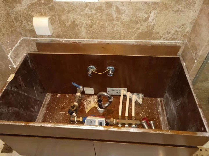 浴室柜拆除維修：（1）確認好浴室柜的安裝位置：在鋪地磚和墻磚前，就要確認好浴室柜的安裝位置，由于安裝浴室柜是要在墻上打孔的，還需要進水孔和排水孔的，一旦安裝后一般不能移動位置的，所以確認好浴室柜的安裝位置是安裝前的必備條件。（2）購買浴室柜時要根據(jù)安裝位置確認浴室柜的形狀和大?。涸∈夜竦奈恢么_定后，只能根據(jù)安裝位置來定浴室柜的形狀和大小。（3）認準水管的管線圖和電線的線路圖：安裝時要在墻上用沖氣鉆打孔，所以安裝前確認管線圖和線路圖至關重要，如果打破水管或電線線路圖就要撬開部分墻磚，造成不必要的損失。