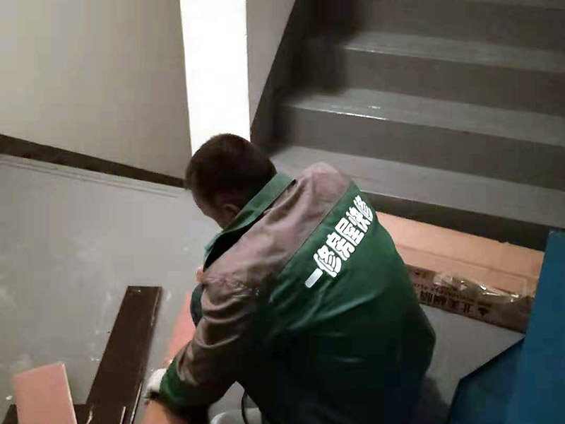 地板切割預(yù)鋪：地面全部掃干凈后，鋪上一層薄薄的塑料膜，要全部鋪滿，接頭的地方要連接好，以隔開地板和地面。鋪好塑料膜后，再在上面鋪上地板專用的地膜，鋪好地膜后，地板安裝師傅將很多地板從箱子里拿出來，全部攤放在地上，挑選色差，色差大的放在床、衣柜下面，色差均勻小的鋪在明顯的地方。開始正式安裝地板，安裝師傅將地板逐個(gè)裁剪，然后按以下圖的方式安裝，地板與地板之間只要用錘子錘緊就是。