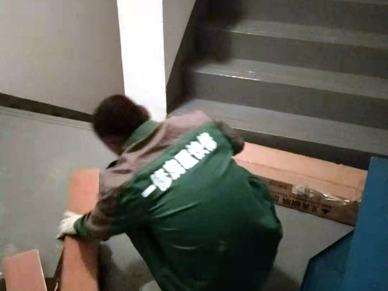 地板切割預(yù)鋪：地面全部掃干凈后，鋪上一層薄薄的塑料膜，要全部鋪滿，接頭的地方要連接好，以隔開地板和地面。鋪好塑料膜后，再在上面鋪上地板專用的地膜，鋪好地膜后，地板安裝師傅將很多地板從箱子里拿出來，全部攤放在地上，挑選色差，色差大的放在床、衣柜下面，色差均勻小的鋪在明顯的地方。開始正式安裝地板，安裝師傅將地板逐個(gè)裁剪，然后按以下圖的方式安裝，地板與地板之間只要用錘子錘緊就是。