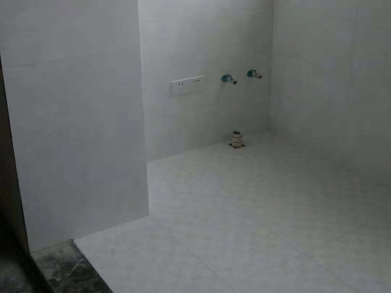 馬桶衛(wèi)浴五金安裝：浴室整體安裝先后順序：首先衛(wèi)浴潔具安裝前應該先布局水電安裝—貼浴室墻磚—然后浴室吊頂（要安裝浴霸的童鞋需要預留通風口或者同時安裝浴霸）—鋪設(shè)浴室地磚（此時要考慮其他潔具的進水口跟出水口預留，還有如果考慮安裝蹲便器需要同時安裝）—安裝三角閥（三角閥的作用是方便日后衛(wèi)浴維修跟控制水流）—然后可以依次安裝馬桶、洗面盆或者浴室柜、浴盆浴缸等—然后才是安裝燈具、插座、跟鏡子—其他五金配件（如安裝毛巾環(huán)、安裝毛巾架等）。