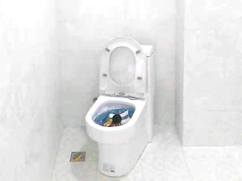 馬桶衛(wèi)浴五金安裝：浴室整體安裝先后順序：首先衛(wèi)浴潔具安裝前應該先布局水電安裝—貼浴室墻磚—然后浴室吊頂（要安裝浴霸的童鞋需要預留通風口或者同時安裝浴霸）—鋪設(shè)浴室地磚（此時要考慮其他潔具的進水口跟出水口預留，還有如果考慮安裝蹲便器需要同時安裝）—安裝三角閥（三角閥的作用是方便日后衛(wèi)浴維修跟控制水流）—然后可以依次安裝馬桶、洗面盆或者浴室柜、浴盆浴缸等—然后才是安裝燈具、插座、跟鏡子—其他五金配件（如安裝毛巾環(huán)、安裝毛巾架等）。