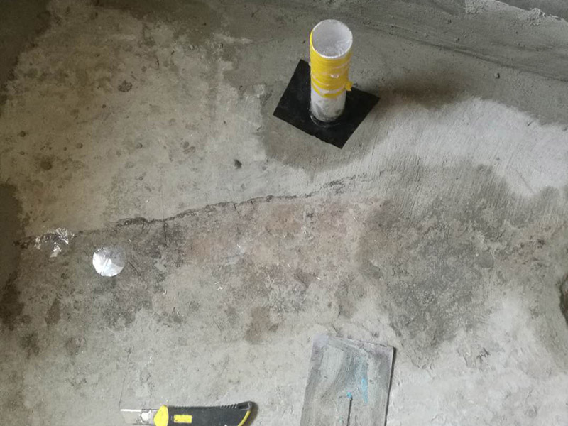 衛(wèi)生間改造管道維修:衛(wèi)生間的排水管道盡量不要做大的改動，換掉出現(xiàn)問題的管道，水壓不夠的老房子，可以加增壓泵，泵的大小根據(jù)水壓的大小而定。 浴室翻新要增加一定的插座開關(guān)、水管，或?qū)系牟遄_關(guān)做一些移位，以符合新格局下人們的使用習(xí)慣。為了確保隱蔽工程的質(zhì)量和售后服務(wù)，通常要在新舊線路銜接的位置用空白面板或是新增插座的方式做標(biāo)記，萬一出現(xiàn)問題維修時容易找到問題點。在選擇電線、水管時，最好統(tǒng)一使用品質(zhì)比較好的電線、水管等，以打好隱蔽工程這個底子。