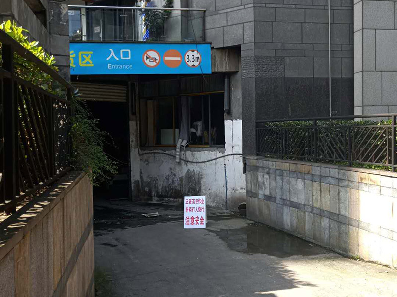 高空外墻施工措施:1.凡從事高處作業(yè)人員,必須定期進(jìn)行體格檢查,凡不適宜高處作業(yè)的人員,不得從事此項(xiàng)工作; 2.雙層作業(yè)或靠近交通要道作業(yè)時(shí)要設(shè)置隔離措施; 3.進(jìn)行高處作業(yè)時(shí),要根據(jù)具體情況使用符合要求的腳手架、腳手板、吊架、梯子、跳板、安全帶等... 4.高處作業(yè)人員必須戴安全帶,穿防滑鞋; 5.腳手架要牢固穩(wěn)定,并經(jīng)常清除雜物。冬季要隨時(shí)清掃冰雪。在過(guò)道上要有防護(hù)措施;