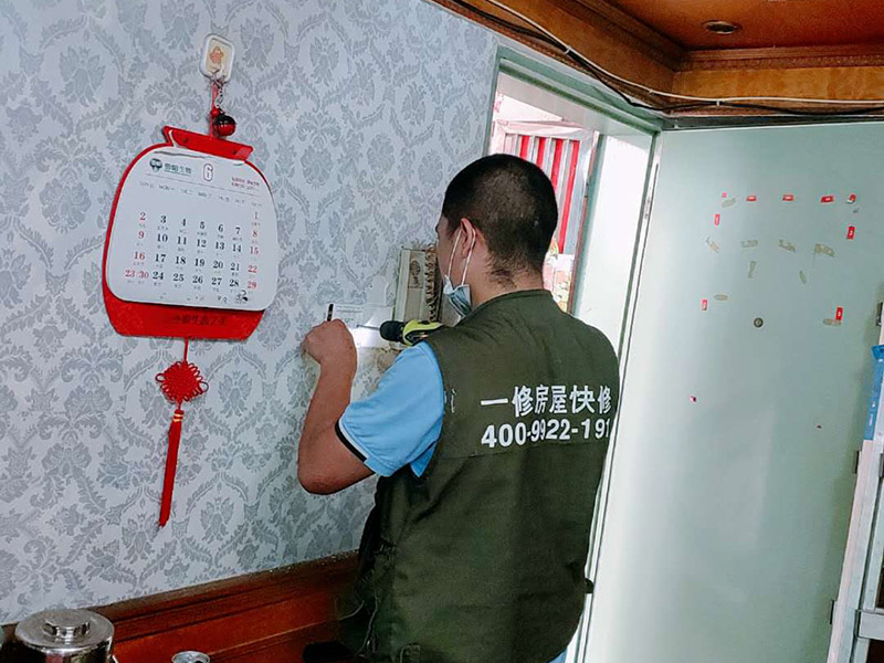 電路打孔安裝：彈線定位  根據(jù)線路圖，經(jīng)過測(cè)量確定線管走向，標(biāo)高，開關(guān)，插座等位置，用墨斗彈出位置，便于后期工作。確定位置后沿著墨斗彈線位置進(jìn)行開槽打孔處理。要求必須橫平豎直，槽深度等于線管直徑+10MM。其中需要注意的是不能橫向開槽，不能再承重結(jié)構(gòu)上開槽，否則可能會(huì)使墻體的受力結(jié)構(gòu)受到影響。電線管敷設(shè)。