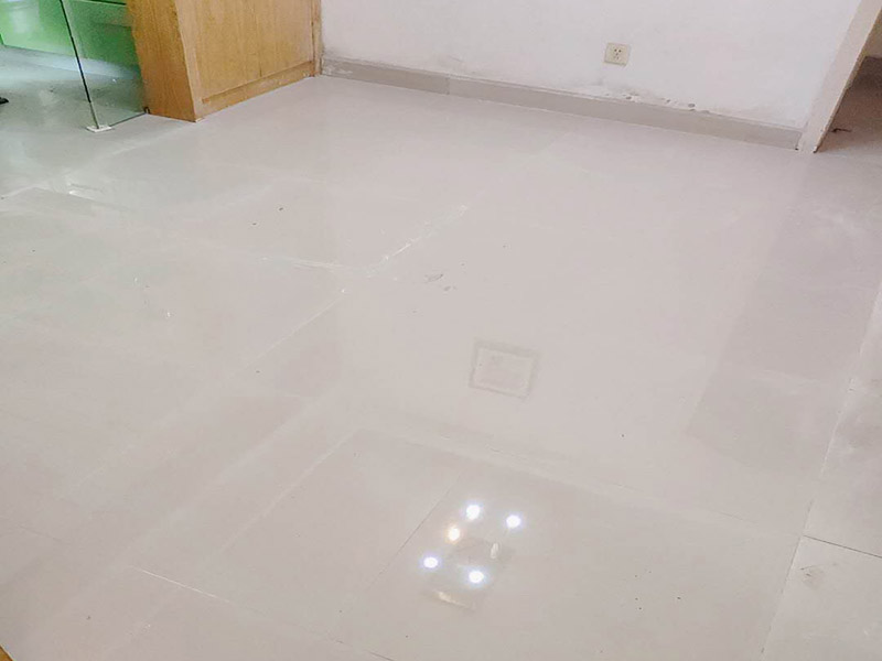 地面貼瓷磚方案：干鋪法是將沙子和水泥按照3：1的比例混合后兌少量的水，使水泥和沙子混合到可以用手攥成團(tuán)的黏稠度。將混合好的沙子水泥鋪在地面上，用一個(gè)平板把表面摸平。在瓷磚背面抹上黏稠度非常高的水泥，把瓷磚放到地面上，用橡皮錘敲實(shí)就完成了,主要用于地面瓷磚的鋪裝。 濕鋪法，是將沙子和水泥按照2：1的比例混合后兌水和好，水的量要多一些，使沙子和水泥的黏稠度高一些。然后涂抹到用水浸泡好的瓷磚背面貼到墻面上。濕鋪發(fā)主要應(yīng)用與墻面。