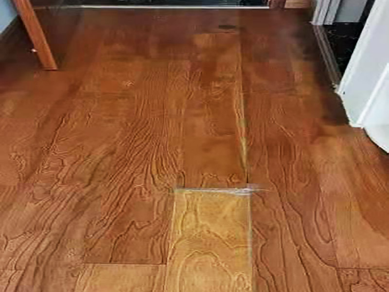 木地板維修翻新：把地板裂縫中的灰塵清理干凈，裂縫周邊貼上美紋紙。用注射器把安環(huán)密封膠填滿裂縫，用刮板刮平，美紋紙揭掉。修補材料固化后，一定要有彈性，室內(nèi)溫度變化裂縫大小會變化；固化后會因裂縫漲縮產(chǎn)生脫落或開裂不能防塵。