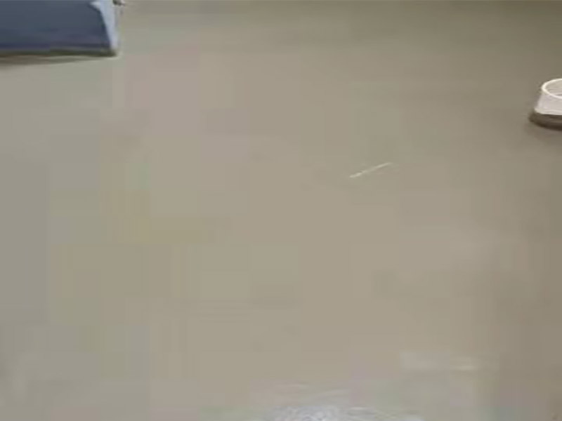 地面找平貼磚裝修：現(xiàn)在比較普遍的地面磚鋪貼方法就是濕鋪法，這種鋪貼方法與干鋪法不同之處在于將1：3的干性水泥漿替換成水泥沙漿和普通水。需要注意的是這種鋪貼法在鋪貼過程中容易產(chǎn)生氣泡和空鼓，這樣就會影響地磚的使用壽命。也是因為這種原因使其價格便宜，操作簡單。地磚鋪貼方法之波打線鋪法：這種鋪貼法也稱花邊或波導(dǎo)線、邊線等。這種鋪貼法主要用在地面周邊或者玄關(guān)等處，是作為樓地面沿墻邊四周所做的裝飾線，寬度不一樣。