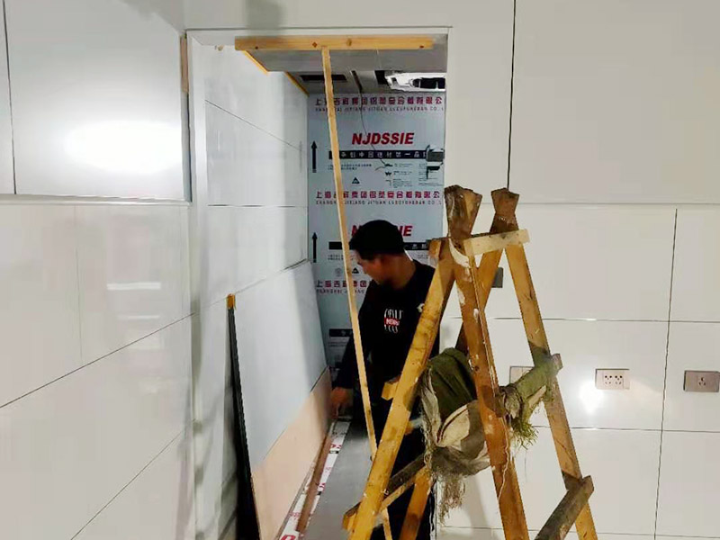門店吧臺木工裝修：1.按圖施工：木工的第一步驟是看設(shè)計圖紙，了解所需要進行的材料數(shù)量，確定大致施工方向和施工周期 2.材料進場：前期的裝修步驟完成，施工現(xiàn)場清理干凈之后，就可以安排木工的材料進場準(zhǔn)備了。 3.搭建施工臺：木工施工需要搭建自用的施工臺，主要用于切割木板材，處理木板材的平整度等等。 4.架設(shè)龍骨：主要是安裝主副龍骨、固定石膏板、裝飾石膏板表層等。 5.制造框架：門套，窗套的制作，電視柜、書柜、衣柜、酒水柜、櫥柜等等家具的框架 6.表層封裝：各類木制品完成之后，對其表面進行細(xì)節(jié)封裝，然后進行細(xì)節(jié)檢查修補。 7.油漆：所有工序完成后，對其表面進行油漆修飾。