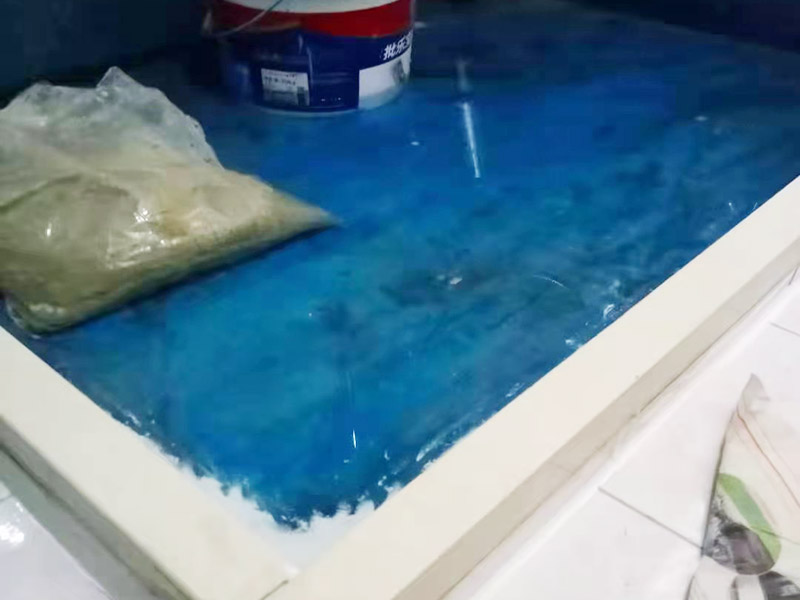 浴室防水裝修：首先要將墻面地面都要清潔干凈，這點(diǎn)非常重要，不能有散沙、土、石塊等干擾基層。如果基層開(kāi)發(fā)商做的很不好的話，表面還要刷一層界面劑以防止墻面表面起沙。用噴壺將陰角部分和管根部分噴水，噴水的主要目的就是防止墻面吸收了堵漏寶太多的水分，造成堵漏寶沒(méi)有和墻面凝結(jié)在一起。那么噴多少水呢，建議以表面沒(méi)有明顯積水為宜。刷完以后，將第一遍堵漏上鋪好網(wǎng)格布，主要是防止堵漏初凝以后裂開(kāi)。然后進(jìn)行第二遍涂刷堵漏，刷完就要進(jìn)行下面柔韌性防水涂刷的步驟了。