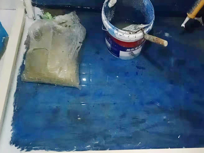浴室防水裝修：首先要將墻面地面都要清潔干凈，這點(diǎn)非常重要，不能有散沙、土、石塊等干擾基層。如果基層開(kāi)發(fā)商做的很不好的話，表面還要刷一層界面劑以防止墻面表面起沙。用噴壺將陰角部分和管根部分噴水，噴水的主要目的就是防止墻面吸收了堵漏寶太多的水分，造成堵漏寶沒(méi)有和墻面凝結(jié)在一起。那么噴多少水呢，建議以表面沒(méi)有明顯積水為宜。刷完以后，將第一遍堵漏上鋪好網(wǎng)格布，主要是防止堵漏初凝以后裂開(kāi)。然后進(jìn)行第二遍涂刷堵漏，刷完就要進(jìn)行下面柔韌性防水涂刷的步驟了。