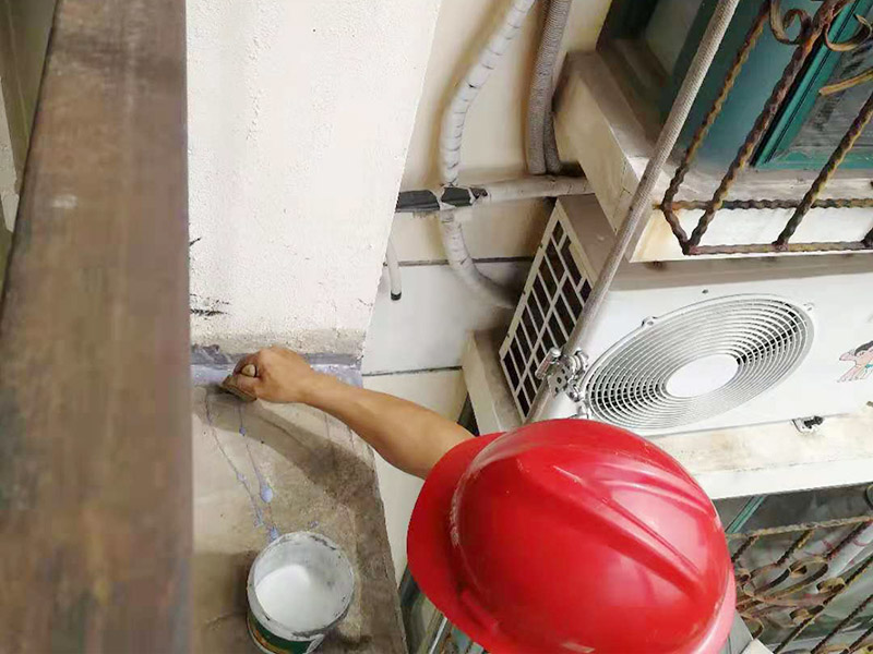外墻高空打膠防水：首先把墻面用掃把清理干凈，表面無浮灰，如果有坑洞，不平，開裂的要先進行修補，補平。混凝土墻和砌塊墻的接縫處，施工洞等區(qū)域掛網(wǎng)，主要避免不同材料之間的接縫處容易開裂。抹防水砂漿。