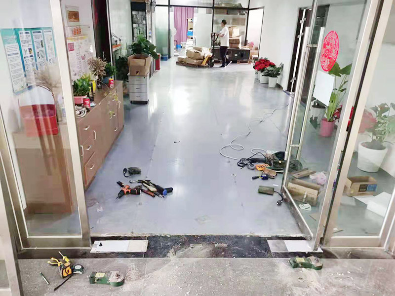 玻璃門地彈簧更換：地彈簧是一種閉門器，而這種閉門器在玻璃門中使用較多。玻璃門地彈簧也是一種液壓式閉門器，其壓緊彈簧的裝置為蝸輪，主要是因?yàn)槲佪喛梢哉聪蛐D(zhuǎn)，根據(jù)玻璃門地彈簧的特點(diǎn)，基本配置是天軸和地軸，除了玻璃門，可以適用于幾乎所有木制、鋼制、鋁合金門和使用玻璃門夾的無(wú)邊框玻璃門。