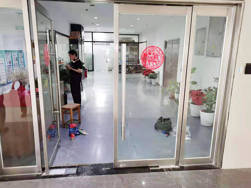 玻璃門地彈簧更換：地彈簧是一種閉門器，而這種閉門器在玻璃門中使用較多。玻璃門地彈簧也是一種液壓式閉門器，其壓緊彈簧的裝置為蝸輪，主要是因?yàn)槲佪喛梢哉聪蛐D(zhuǎn)，根據(jù)玻璃門地彈簧的特點(diǎn)，基本配置是天軸和地軸，除了玻璃門，可以適用于幾乎所有木制、鋼制、鋁合金門和使用玻璃門夾的無(wú)邊框玻璃門。