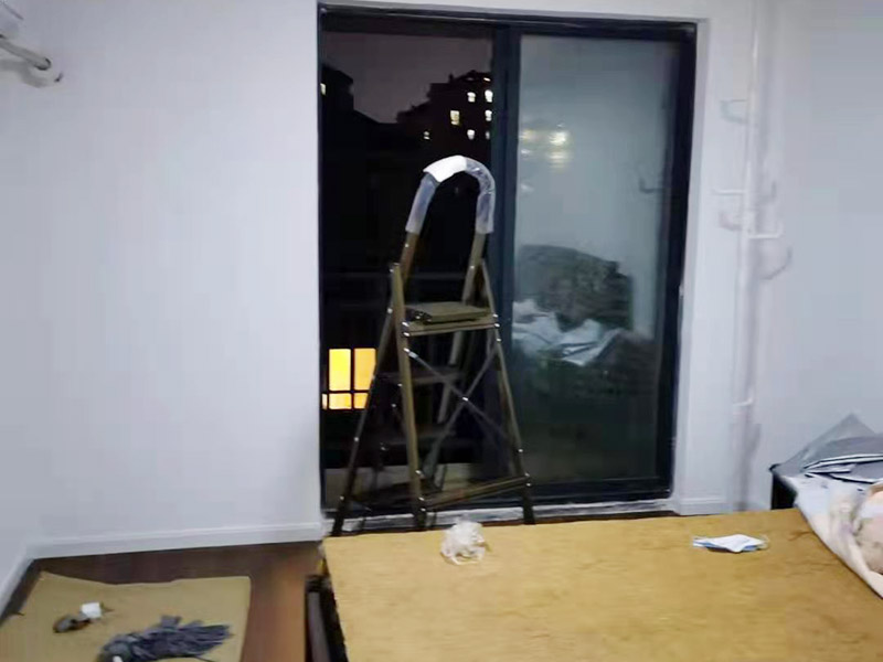 玻璃門地彈簧更換：地彈簧是一種閉門器，而這種閉門器在玻璃門中使用較多。玻璃門地彈簧也是一種液壓式閉門器，其壓緊彈簧的裝置為蝸輪，主要是因?yàn)槲佪喛梢哉聪蛐D(zhuǎn)，根據(jù)玻璃門地彈簧的特點(diǎn)，基本配置是天軸和地軸，除了玻璃門，可以適用于幾乎所有木制、鋼制、鋁合金門和使用玻璃門夾的無(wú)邊框玻璃門。
