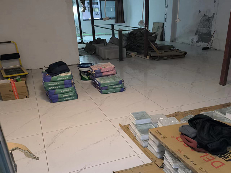 小編這次為各位展示的是泉州市鯉城區(qū)辦公室材料裝修翻新的施工案例，施工地址是衛(wèi)濱區(qū)世紀(jì)路隆勝華庭；客戶是網(wǎng)上找的一修公司，看評(píng)價(jià)以及服務(wù)項(xiàng)目還有綜合實(shí)力都不錯(cuò)，才選擇的我們。泉州市鯉城區(qū)辦公室材料裝修翻新案例中師傅把原來(lái)受潮的表面刮去，重新做防水，再刮膩?zhàn)?，再刷油漆。泉州市監(jiān)理全程跟蹤服務(wù)質(zhì)量，非常專業(yè)！而且一修可以選擇整裝還是局裝，可以選擇先服務(wù)后付款的付款方式等，如果您還有其他需求也可以到我們官網(wǎng)上查看更多的關(guān)于泉州市其他防水補(bǔ)漏維修，舊房全屋翻新，房屋各類安裝等施工案例。