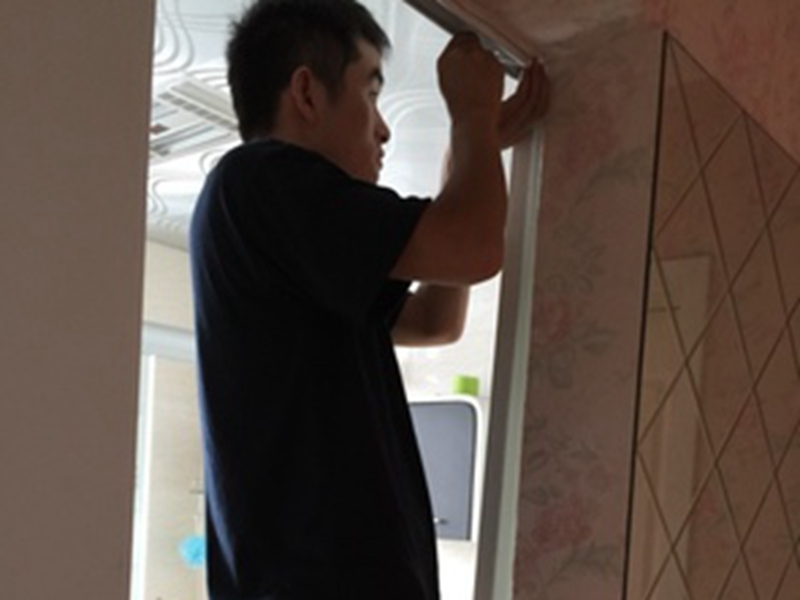 青島卷簾門維修,卷簾門維修卷簾門往下拉時直接掉下來是怎么回事？而且向上推很費力