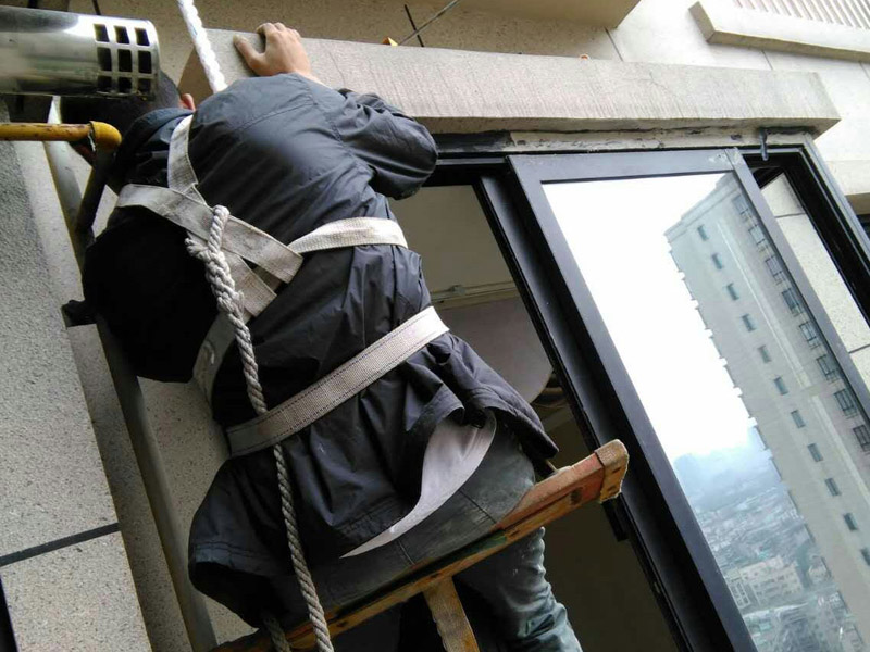 外墻防水補漏成因，室內外溫差致雨水經