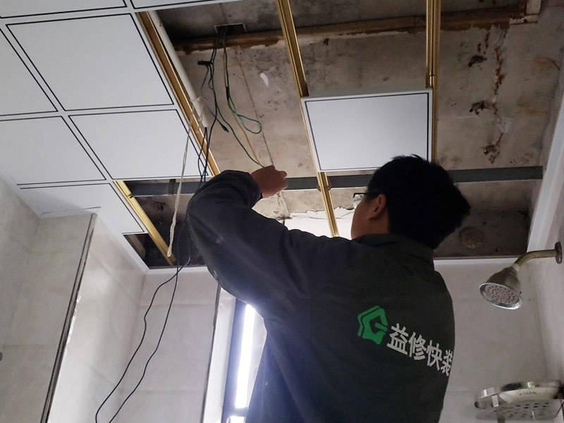 樓上廚衛(wèi)漏水到吊頂上面，樓上漏水怎么
