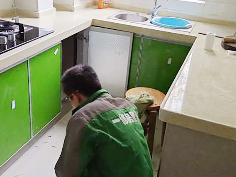 廚房防水有問(wèn)題導(dǎo)致漏水，漏水漏到樓下